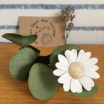 du vent dans mes valises - broche en cuir marguerite