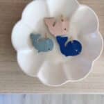 Broche baleine cuir artisanale trois coloris bleu céladon rose dorure or fin