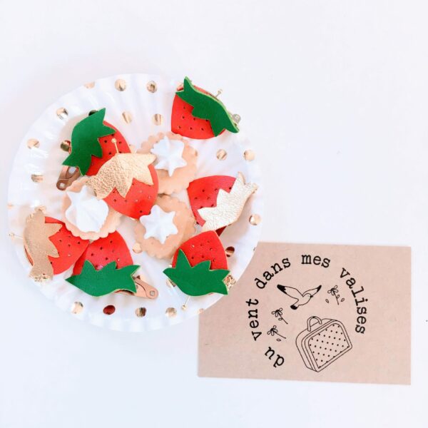 du vent dans mes valises - broche en cuir fraise made in France