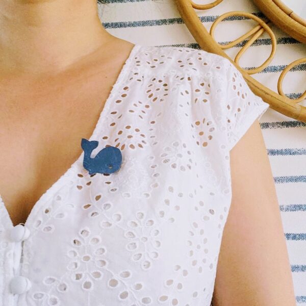 Broche en cuir la petite baleine bleue - du vent dans mes valises.jpg