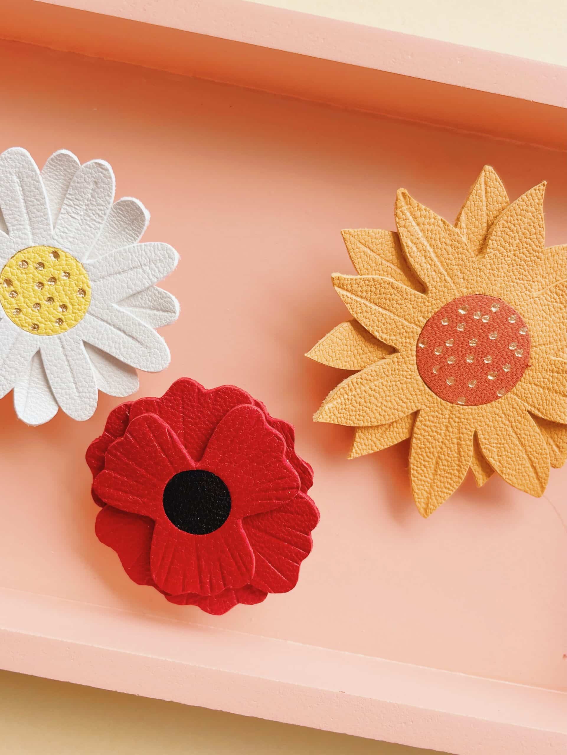 Broche Vintage Tournesol En Bois D'olivier Et Laiton - Artisanat Des Années 1960, Occasion