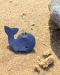 broche cuir upcycled petite baleine bleue made in France - du vent dans mes valises