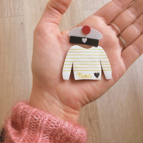 broches-en-cuir-personnalisees-mariniere-et-beret-fabrication-artisanale-francaise-du-vent-dans-mes-valises