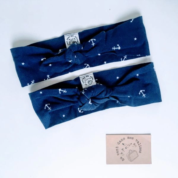 du vent dans mes valises - bandeau extensible enfant adulte jersey coton bleu ancres marines made in France