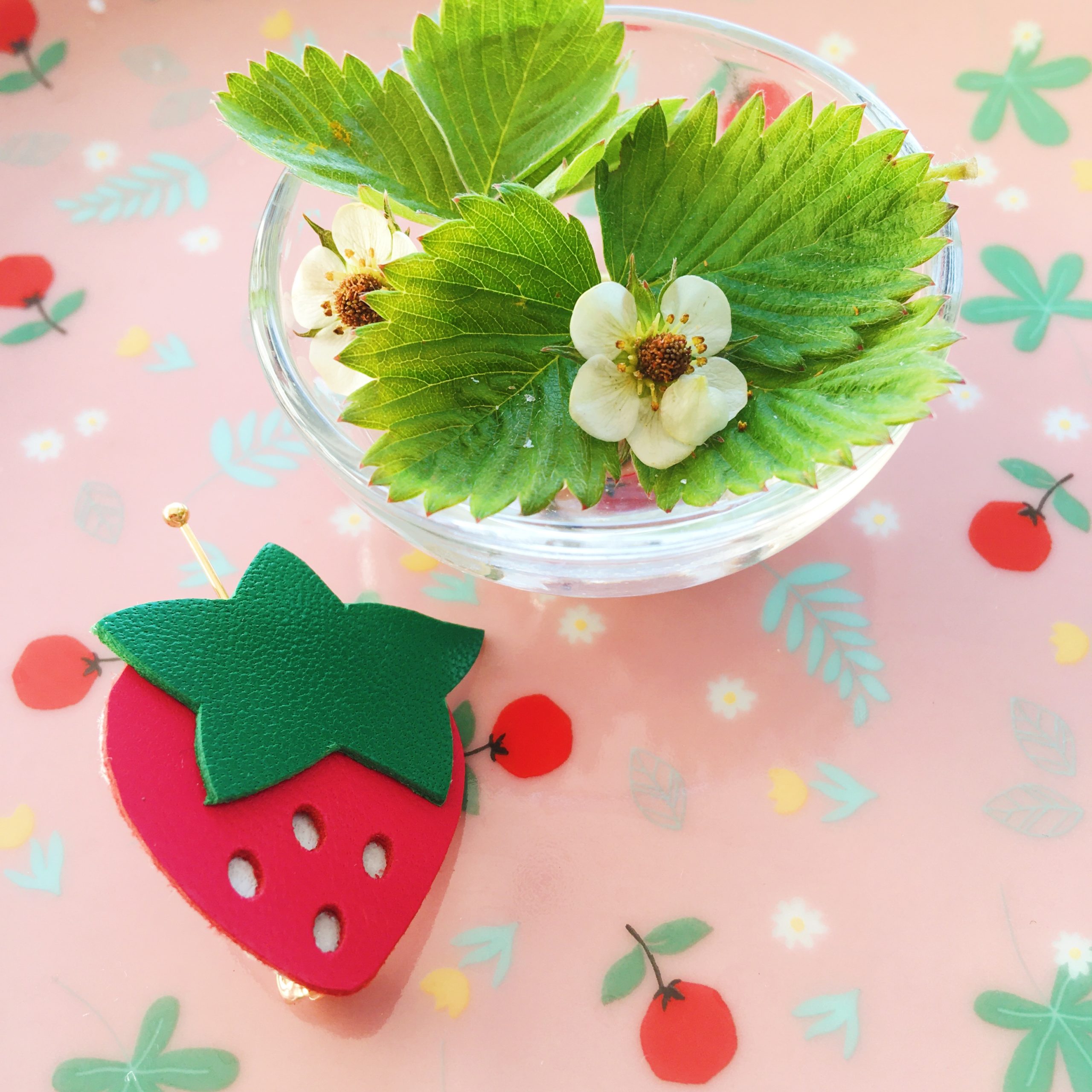 broche adorable fraise à croquer rouge et vert made in france - du vent dans mes valises