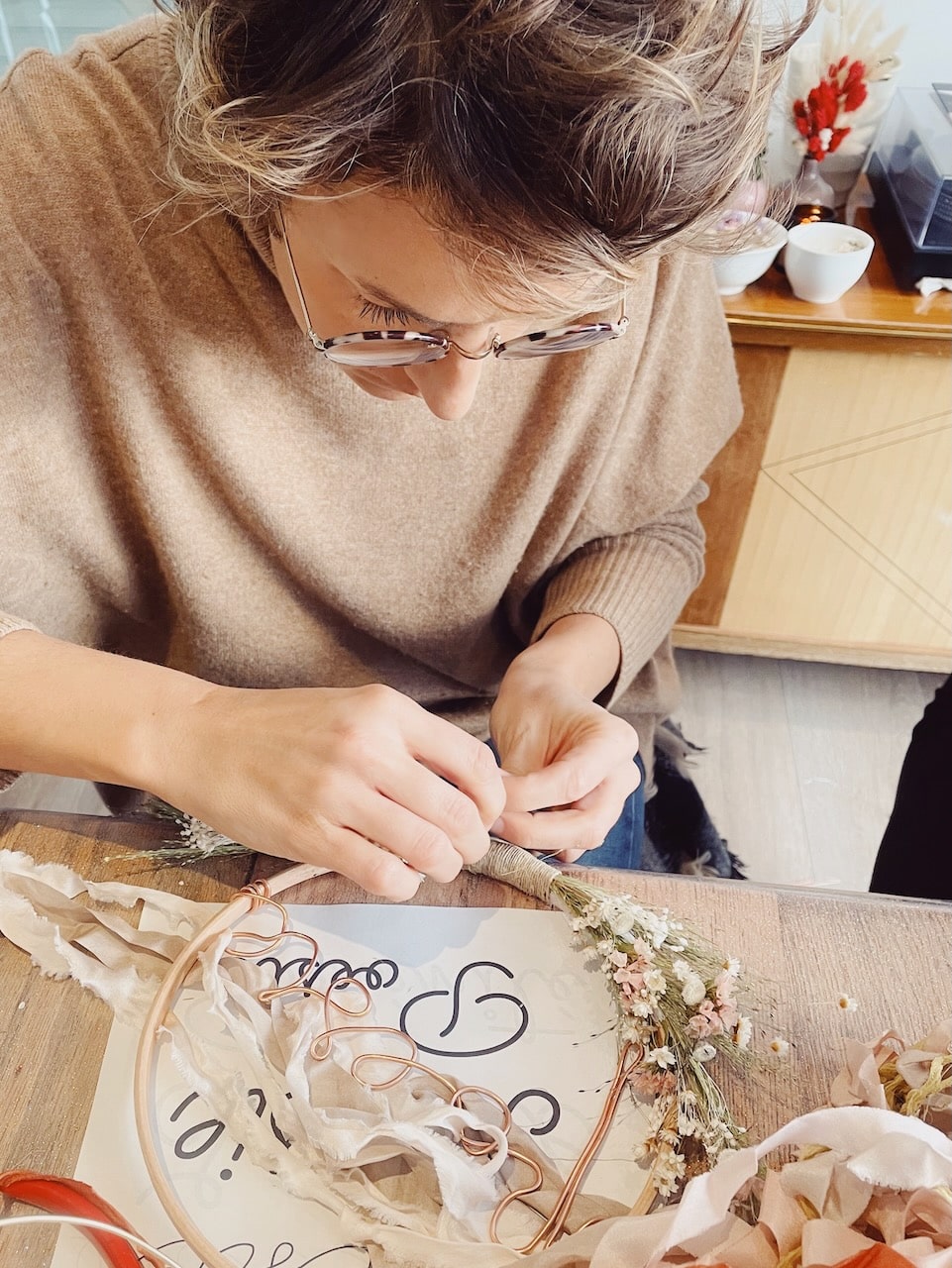 atelier créatif couronne de fleurs séchées privatisé privé pour groupe EVJF sur la Côte d'Opale entre Calais et Boulogne près de wissant, Wimereux, Hardelot, Le Touquet 30