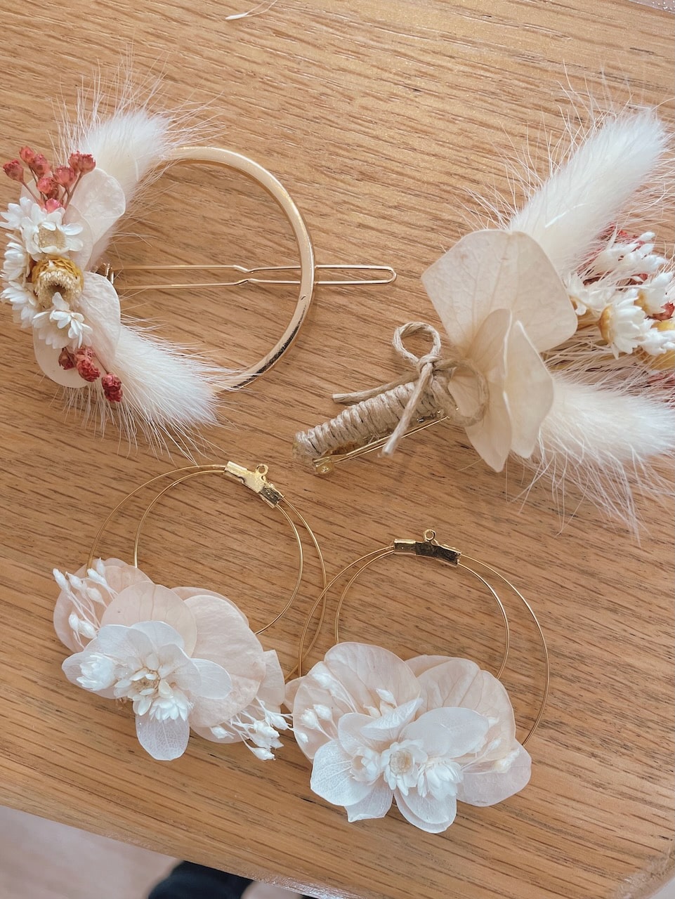atelier créatifs fleurs séchées trio d'accessoires boutonnière, pince et bracelet pour mariage et cérémonie EVJF © du vent dans mes valises 3