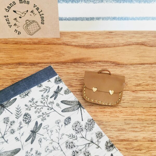 du vent dans mes valises - l'adorable cartable broche en cuir upcycled médaillon made in France