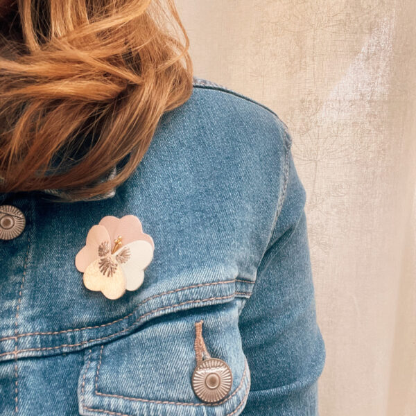 broche brodée bijou floral fleur de pensée pansy flowers couleurs tendres pour un charme bohème chic © du vent dans mes valises 2