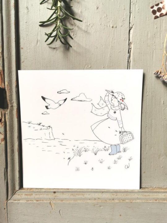 carte postale illustration poétique femme avec un chapeau une marinière et des bottes de pluie face aux falaises
