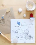 carte illustrée poétique fabrication artisanale française, maman et fille à la plage avec cerf-volant - du vent dans mes valises x Eulalie sous la lune
