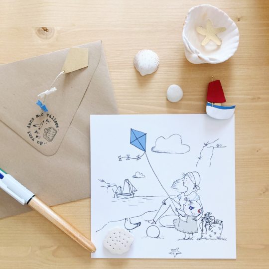 carte illustrée poétique fabrication artisanale française, maman et fille à la plage avec cerf-volant - du vent dans mes valises x Eulalie sous la lune