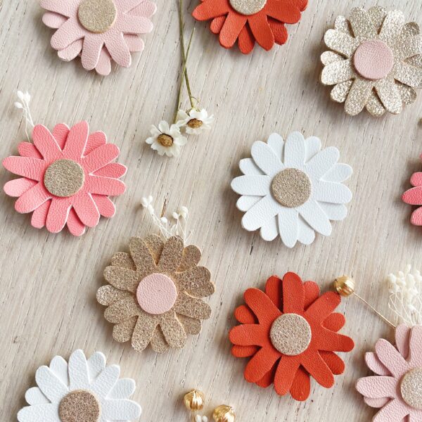 broche fleur bijou floral en cuir made in France la marguerite accessoire champêtre pour mariage, communion et jolies occasions © du vent dans mes valises 2