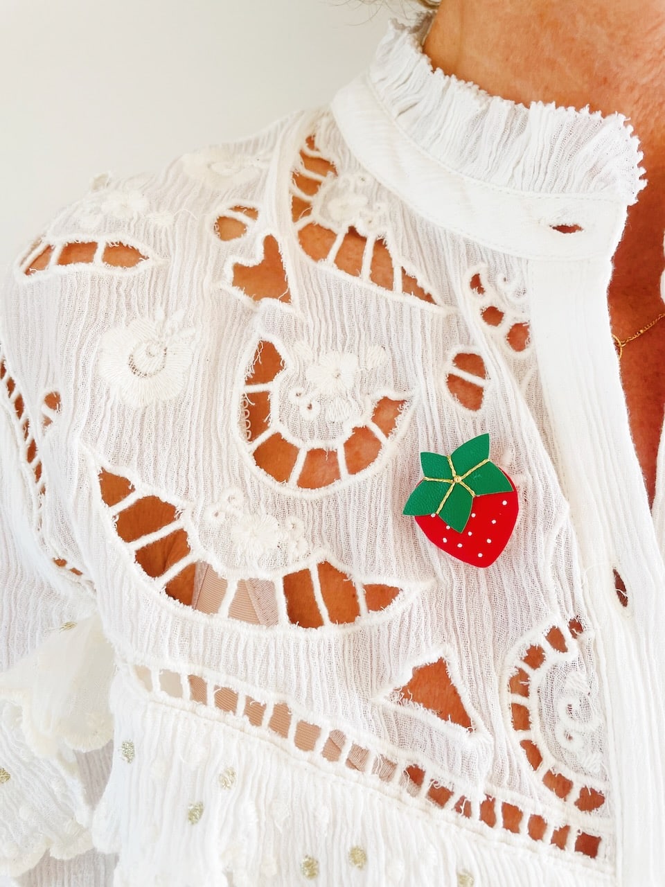 jolie broche fraise française brodée main bijou gourmand © du vent dans mes valises 3