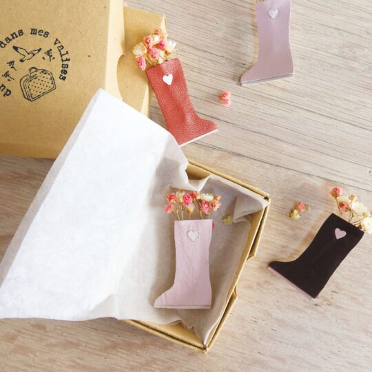 broche florale bottes de pluie et de fleurs séchées en cuir bijou créateur confection artisanale française - du vent dans mes valises