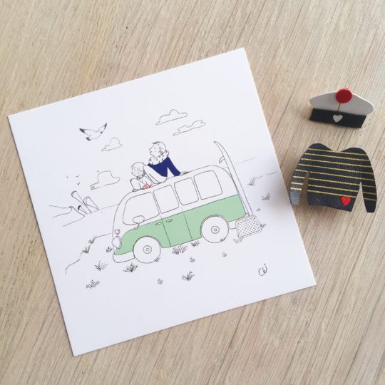 carte illustrée père fils sur un combi ou van avec planche de surf et kite surfers sur la Côte d'Opale - du vent dans mes valises x eulalie sous la lune