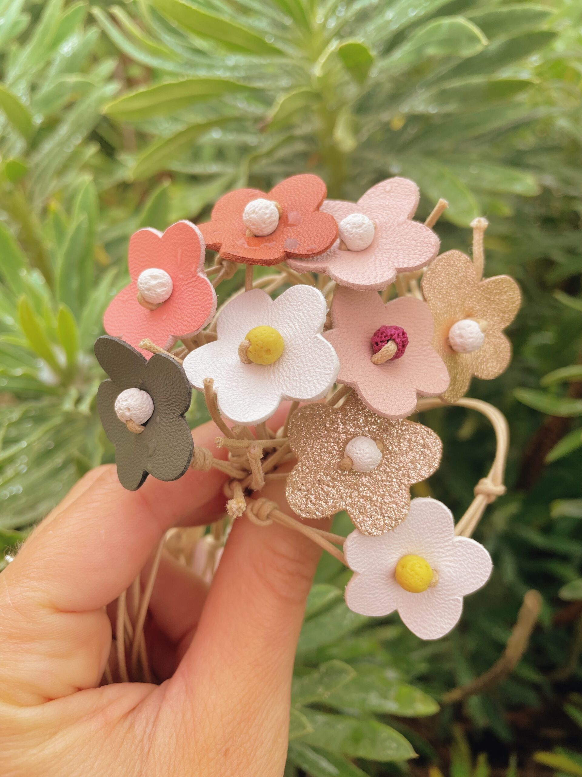 bracelet fleuri coulissant bijou fleur en cuir de confection artisanale française avec lien de coton et perle de lave © du vent dans mes valises 1