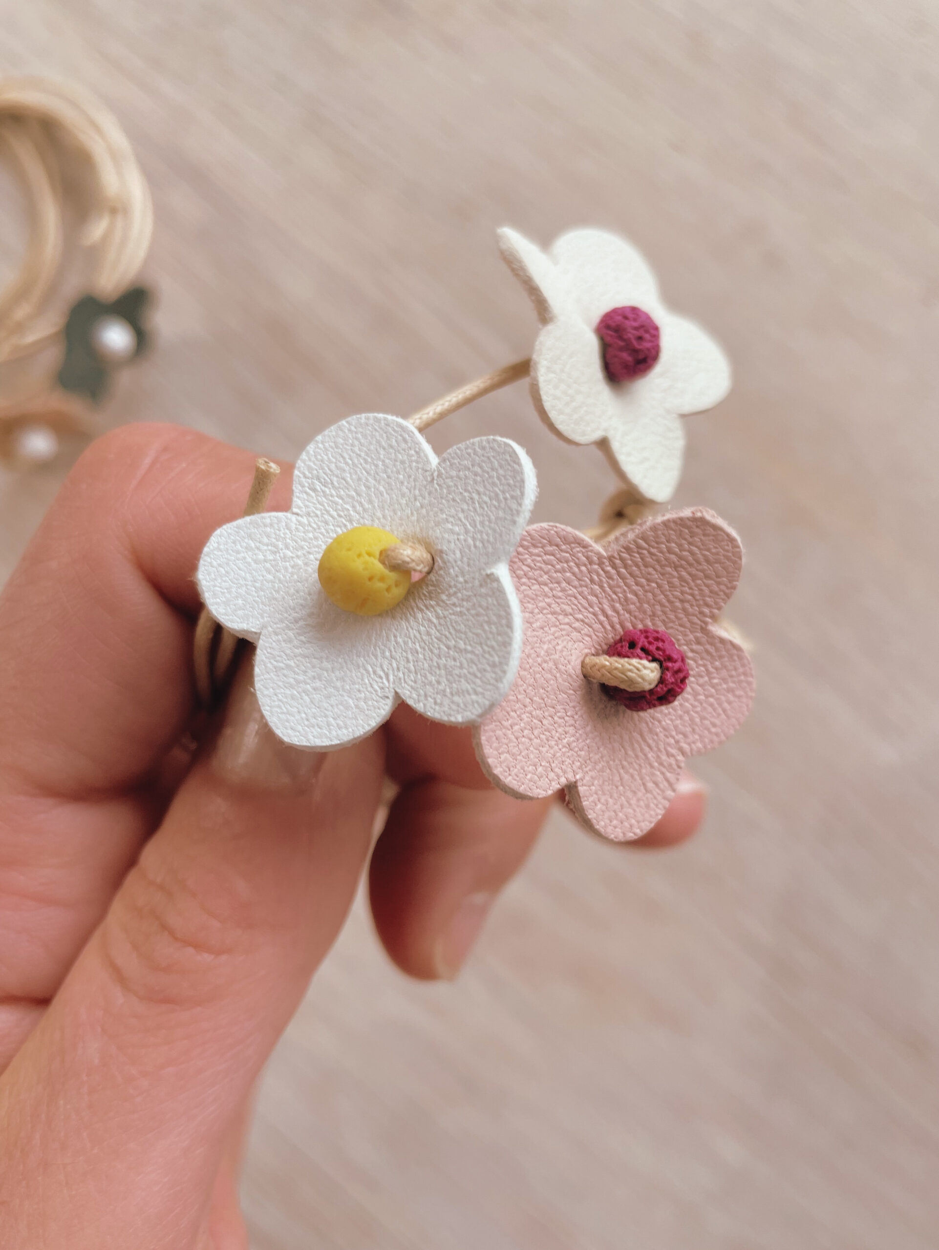 bracelet fleuri coulissant bijou fleur en cuir de confection artisanale française avec lien de coton et perle de lave © du vent dans mes valises 15