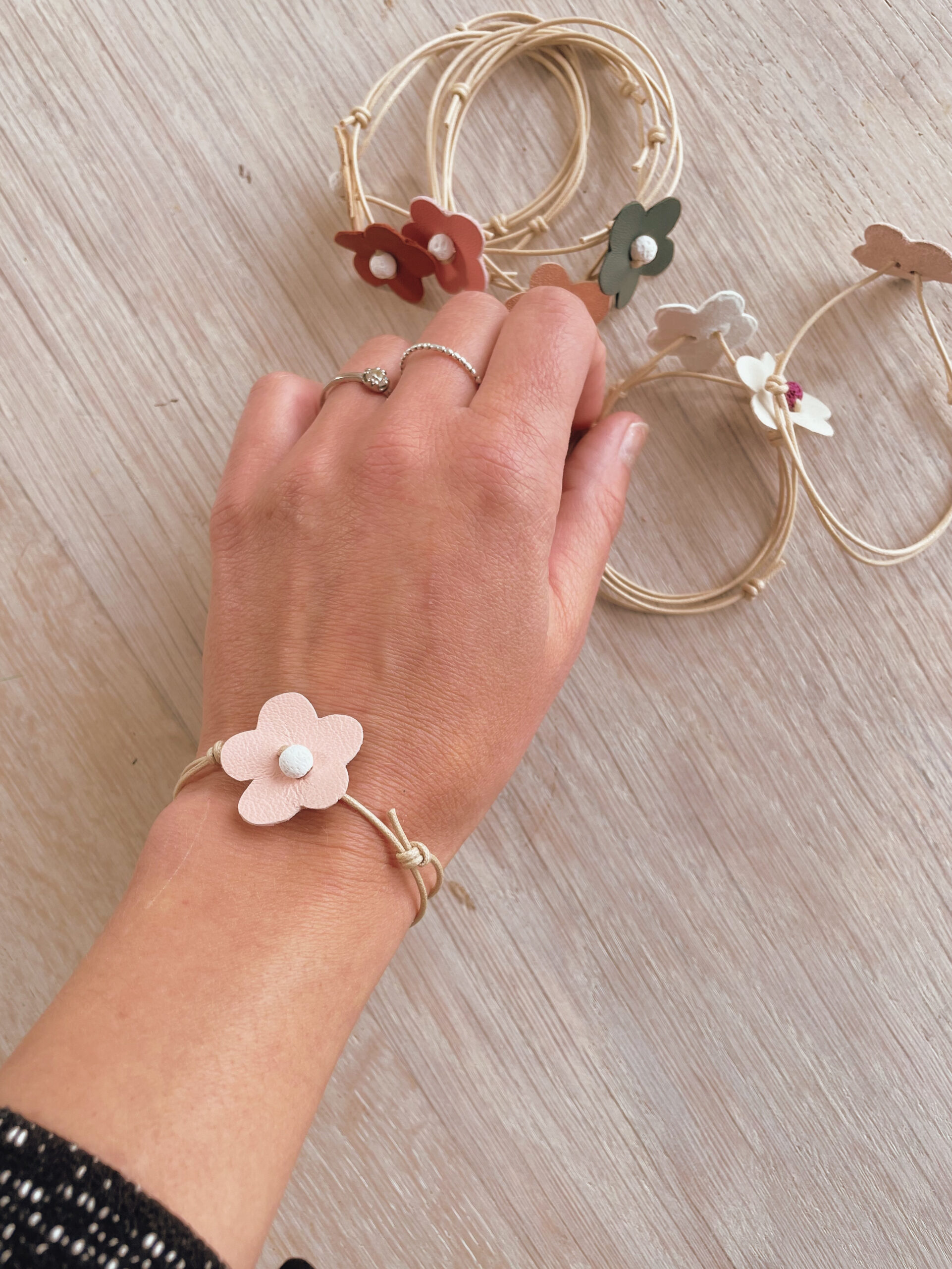 bracelet fleuri coulissant bijou fleur en cuir de confection artisanale française avec lien de coton et perle de lave © du vent dans mes valises 8