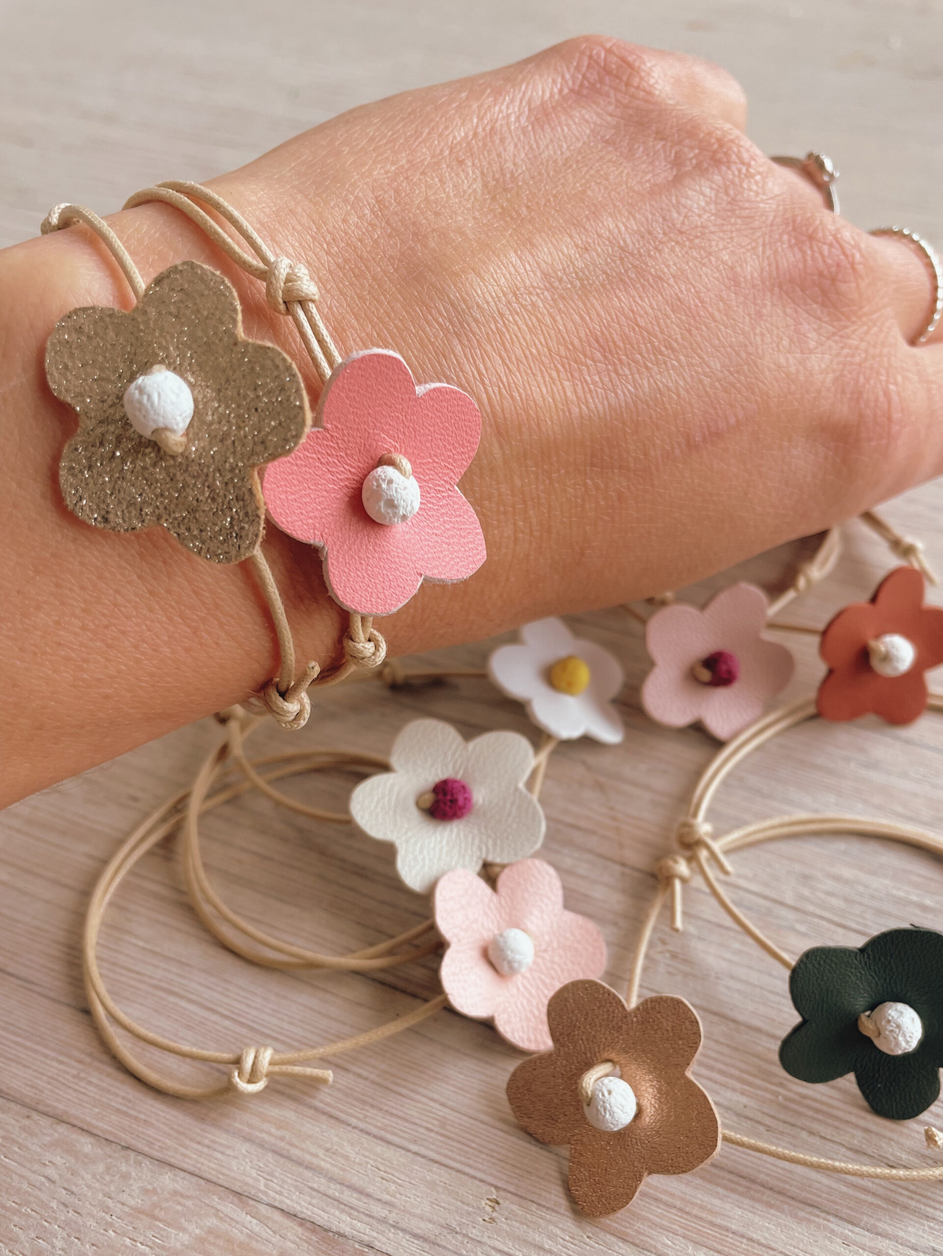 bracelet fleuri coulissant bijou fleur en cuir de confection artisanale française avec lien de coton et perle de lave © du vent dans mes valises 9