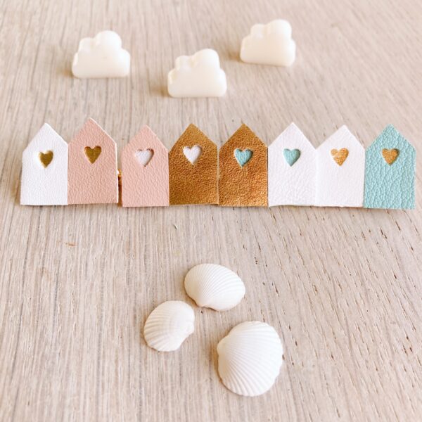 broche-bijou-en-cuir-cabine-de-plage-couleur-pastel-poesie-des-bords-de-mer-du-vent-dans-mes-valises9