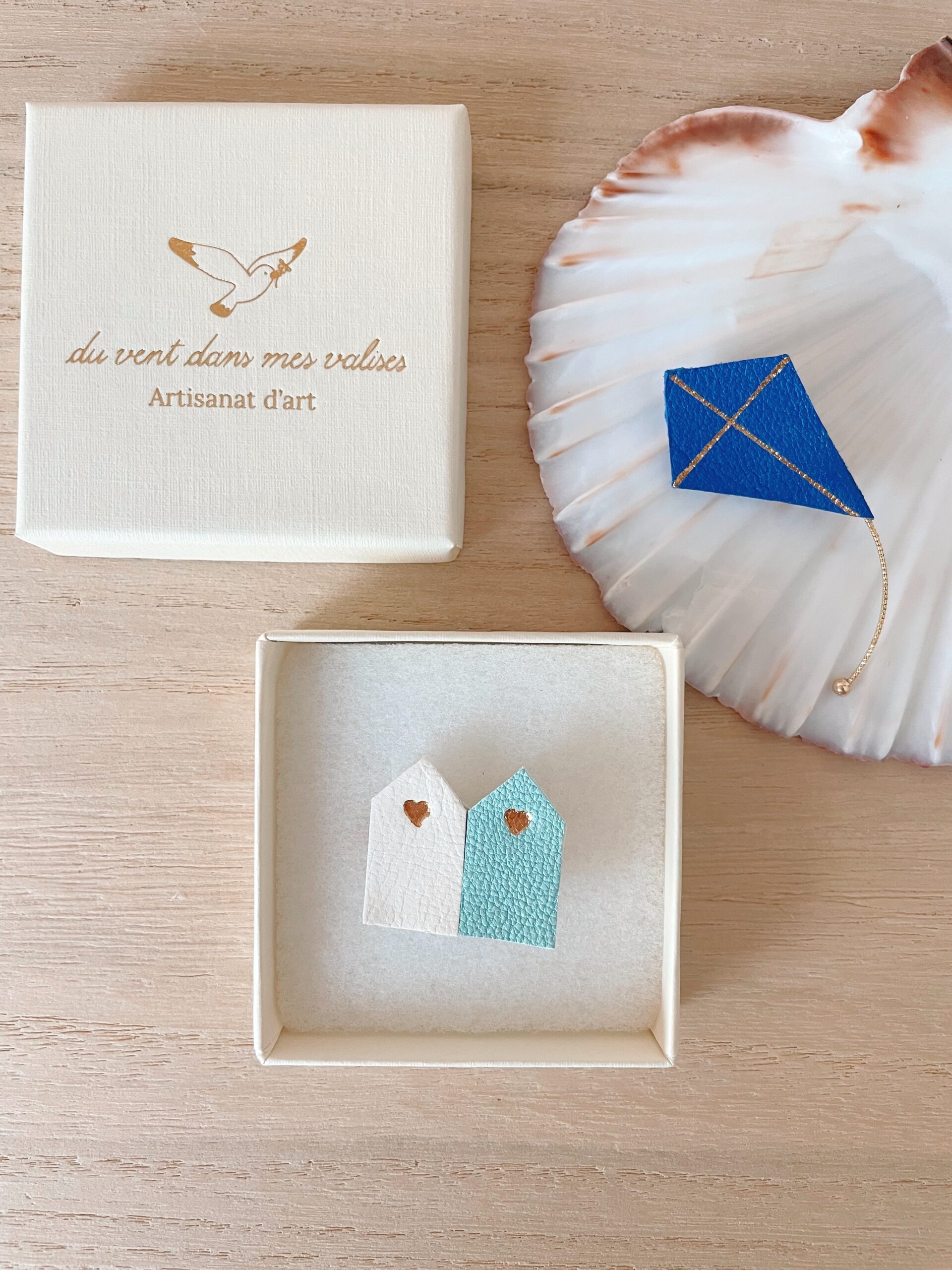 Broche cabines de plage Bleu Hardelot — écrin © Du vent dans mes valises Broche duo cabines de plage Bleu Hardelot en cuir surcyclé dans son écrin Du vent dans mes valises