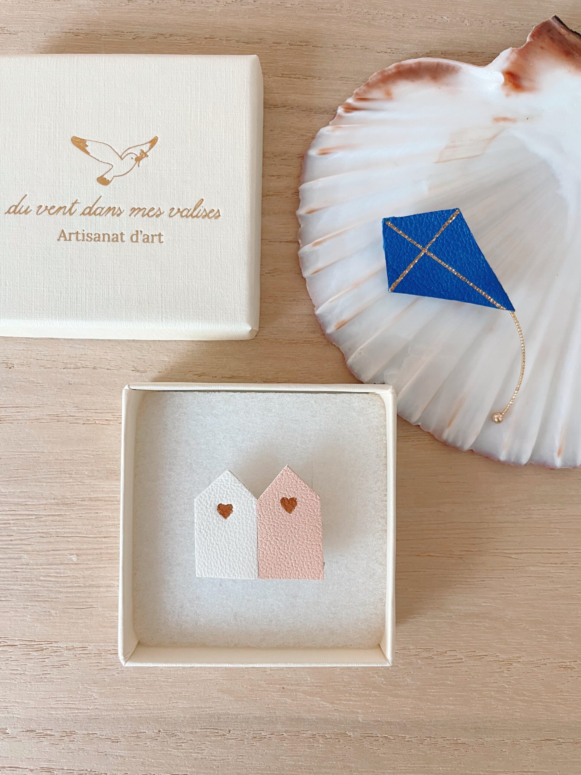 Broche cabines de plage Rose Berck — écrin © Du vent dans mes valises Broche duo cabines de plage Rose Berck en cuir surcyclé dans son écrin Du vent dans mes valises