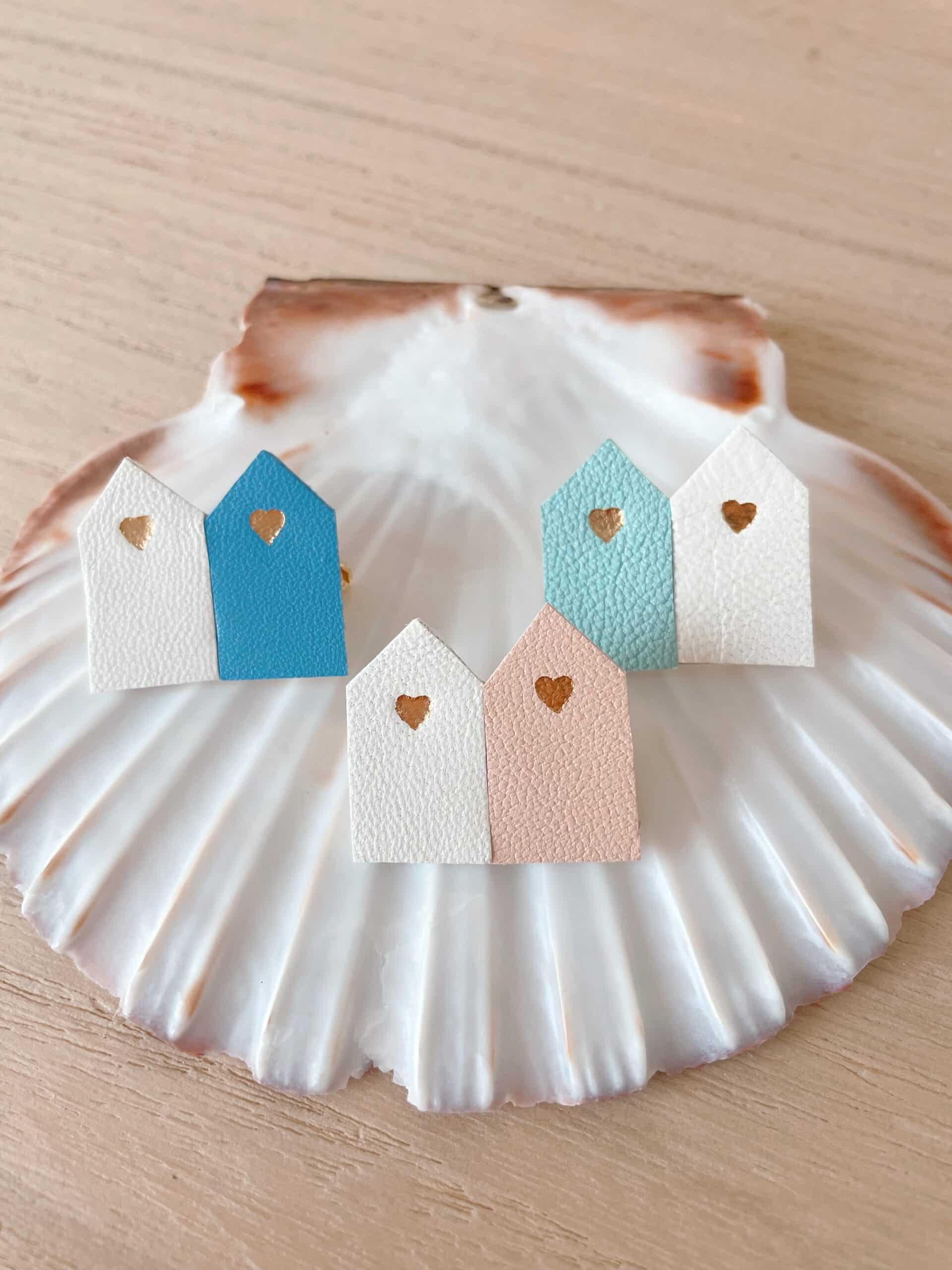 Broche duo cabines de plage cuir — trois coloris Côte d'Opale © Du vent dans mes valises Trois broches duo cabines de plage en cuir surcyclé — Bleu Wimereux, Bleu Hardelot et Rose Berck — sur grande coquille naturelle