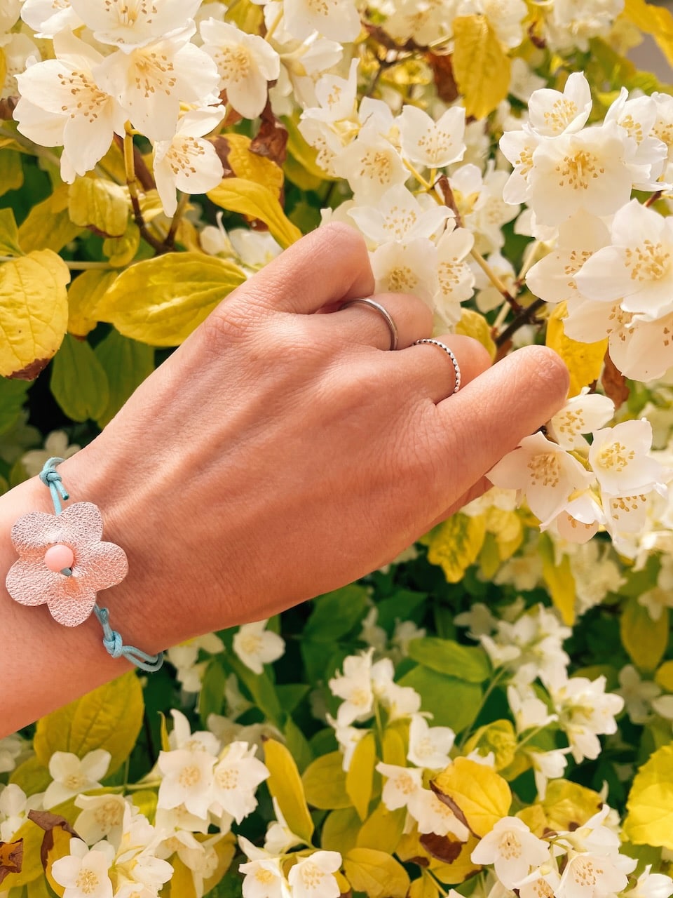 joli bracelet fleur coulissant avec lien coton et perle vintage bijou naturel mode durable © du vent dans mes valises 2