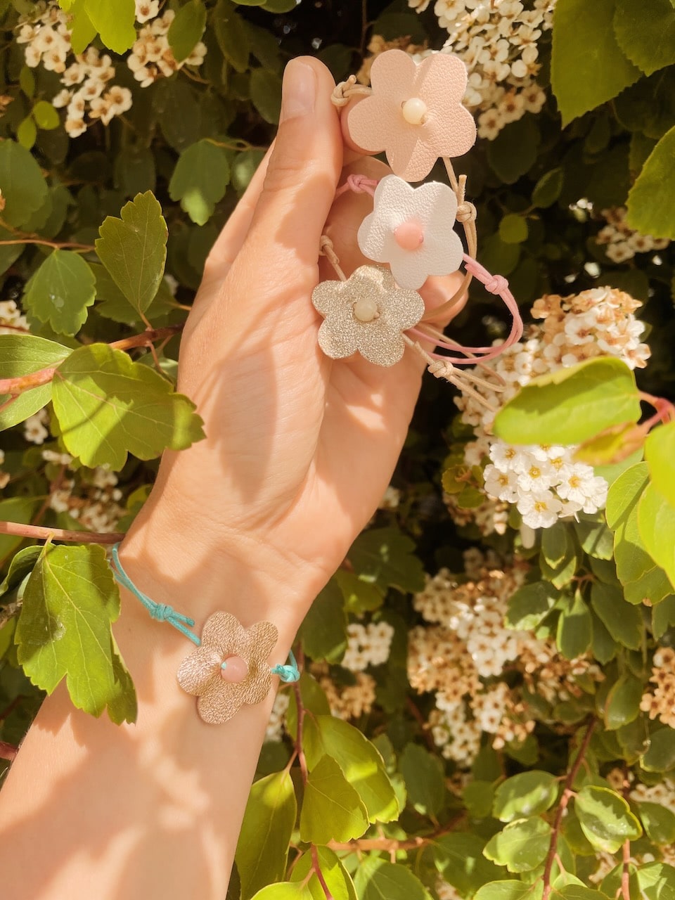 joli bracelet fleur coulissant avec lien coton et perle vintage bijou naturel mode durable © du vent dans mes valises 5