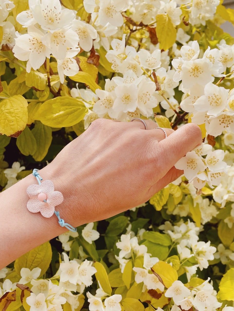 joli bracelet fleur coulissant avec lien coton et perle vintage bijou naturel mode durable © du vent dans mes valises 7
