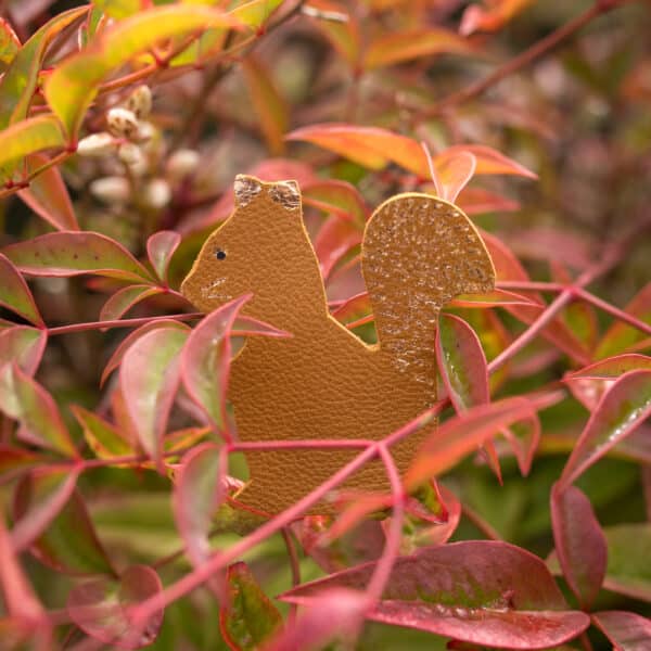 broche adorable petite écureuil bijou en cuir avec détails dorés à chaud