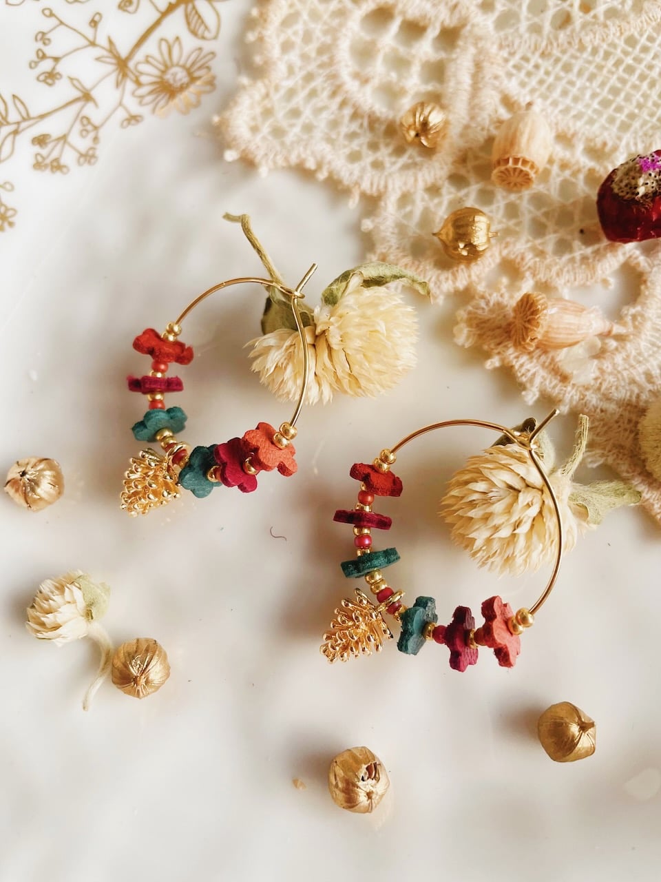 Bijoux d'oreilles, petites créoles couronne de fleurs d'hiver - du vent  dans mes valises - artisanat d'art sur la Côte d'Opale