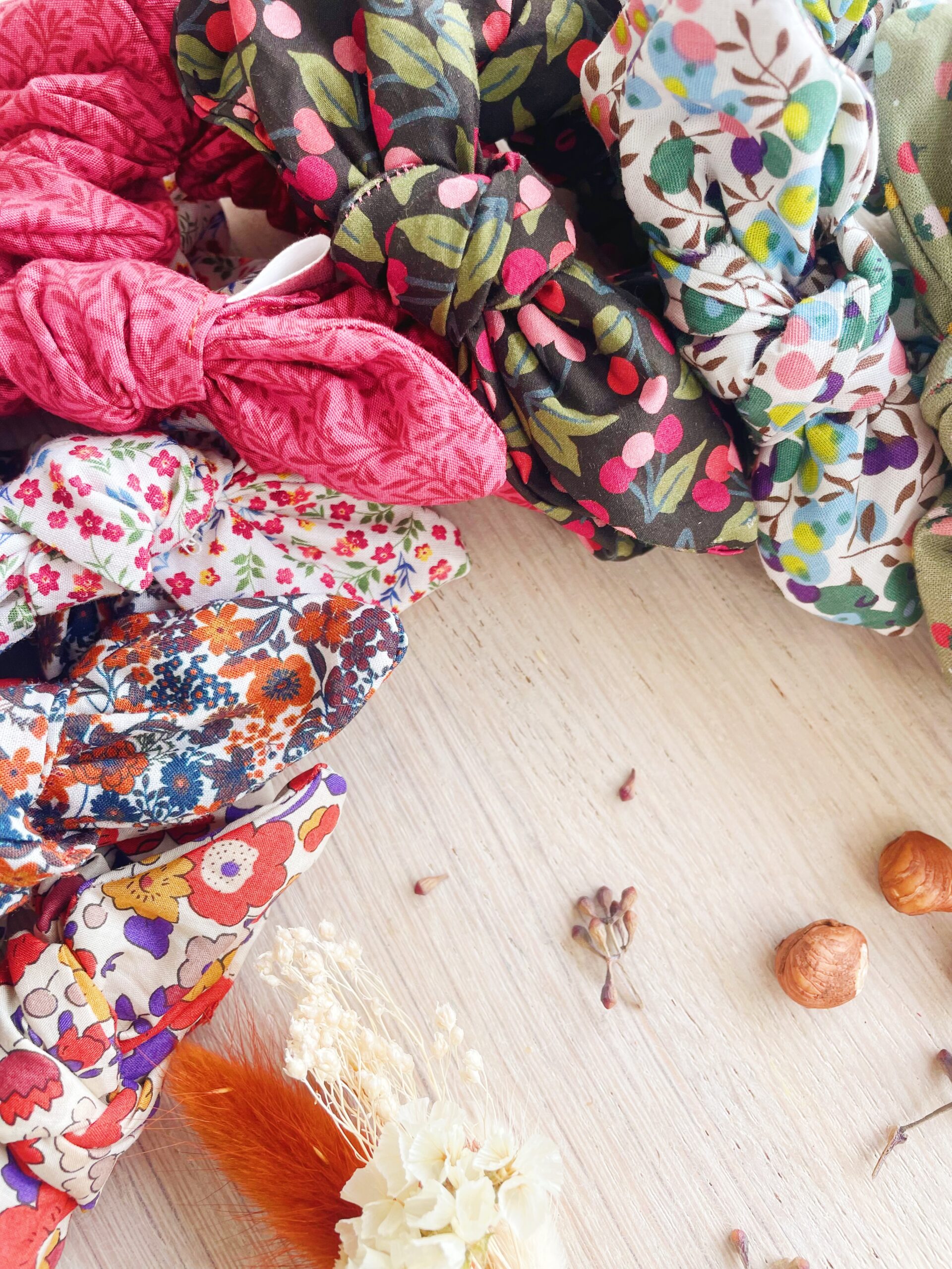 chouchou à noeud motif fleurs et baies tendance automne hiver made in France © du vent dans mes valises 10