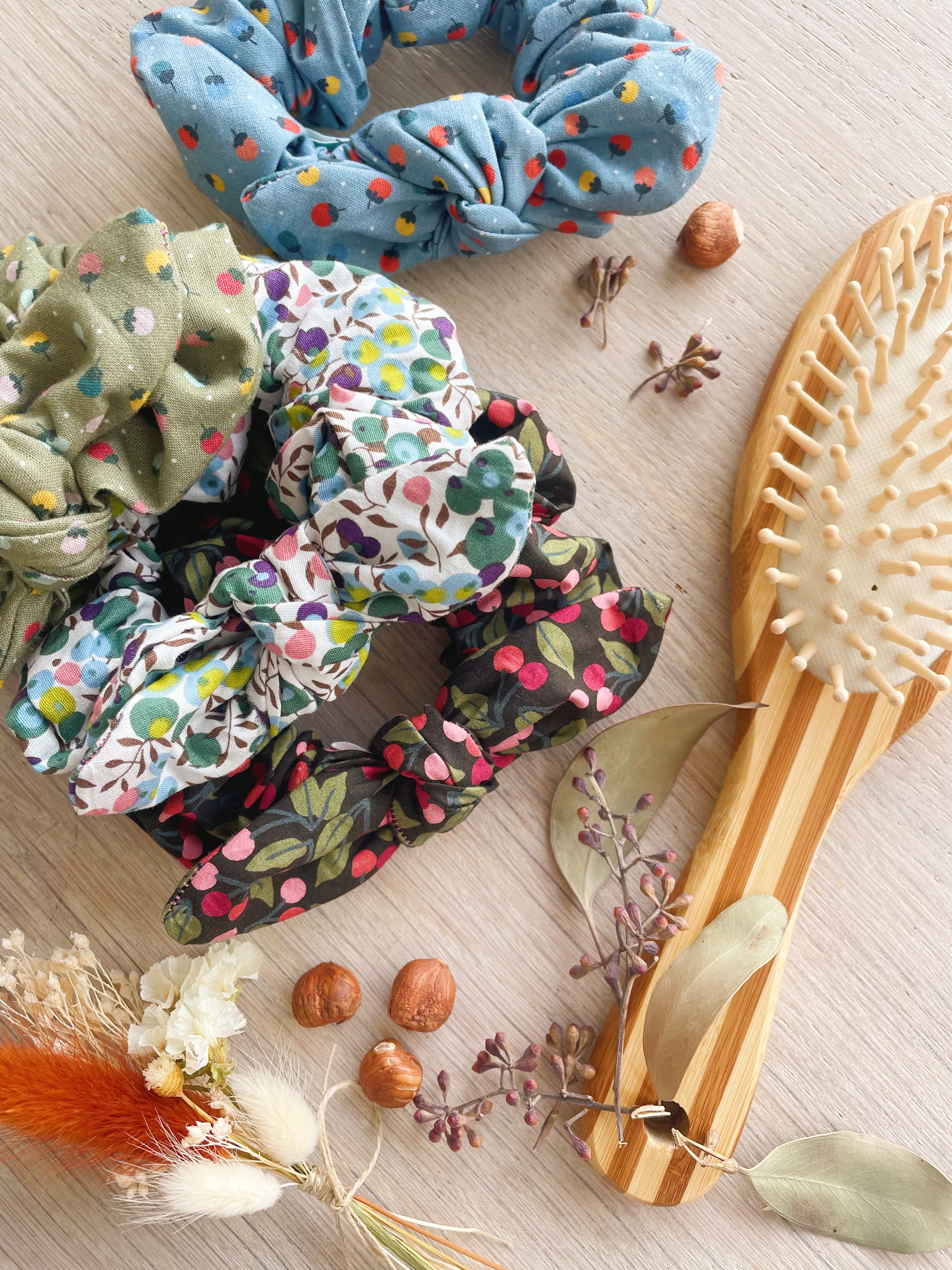 chouchou à noeud motif fleurs et baies tendance automne hiver made in France © du vent dans mes valises 11