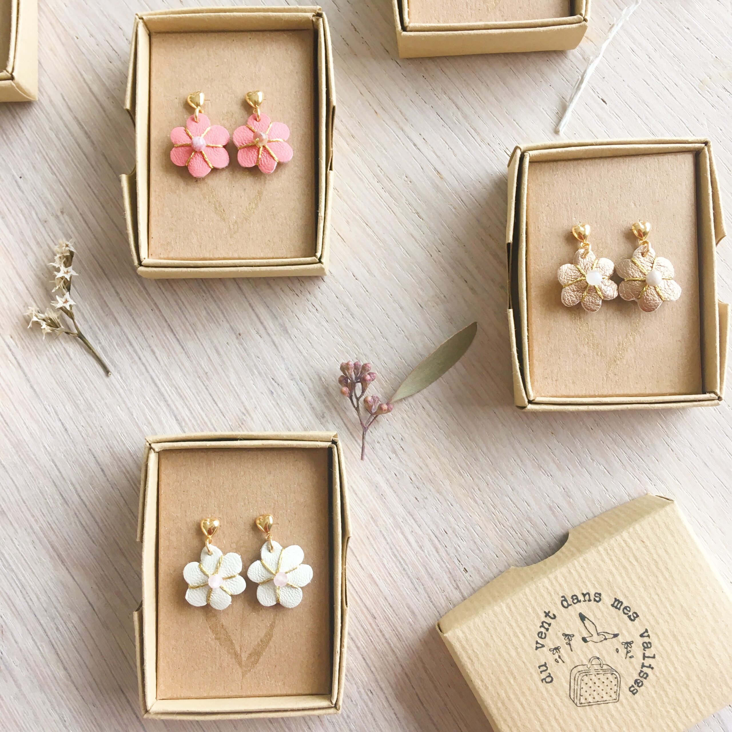 boucles d'oreilles en cuir fleurs brodées main avec perles naturelles et puces dorées à l'or fin made in France - du vent dans mes valises