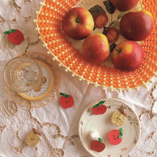 broche-pomme-bijou-createur-femme-en-cuir-confection-artisanale-made-in-France-pomme-rouge-et-or-du-vent-dans-mes-valises