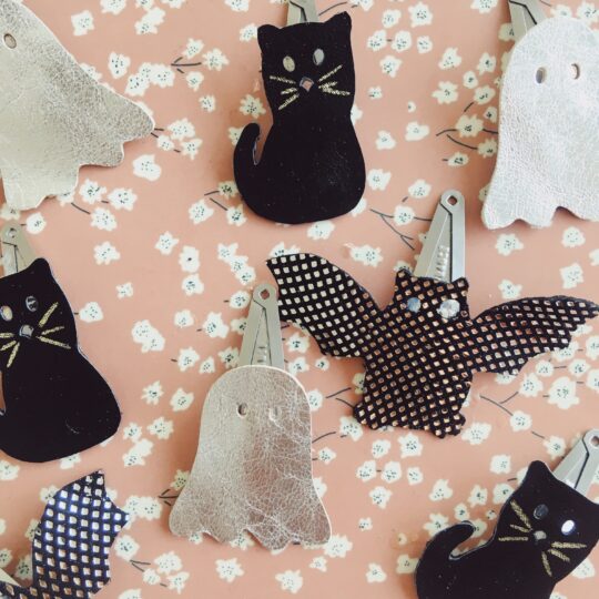 et-de-barrettes-pour-Halloween-accessoires-femme-et-fille-chat-noir-fantome-argente-chauve-souris-en-cuir-made-in-France-du-vent-dans-mes-valises