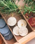 bijoux-de-sapin-boules-de-Noel-en-cuir-fabrication-artisanale-francaise-couleurs-naturelles-traditionnelles-et-dore-du-vent-dans-mes-valises