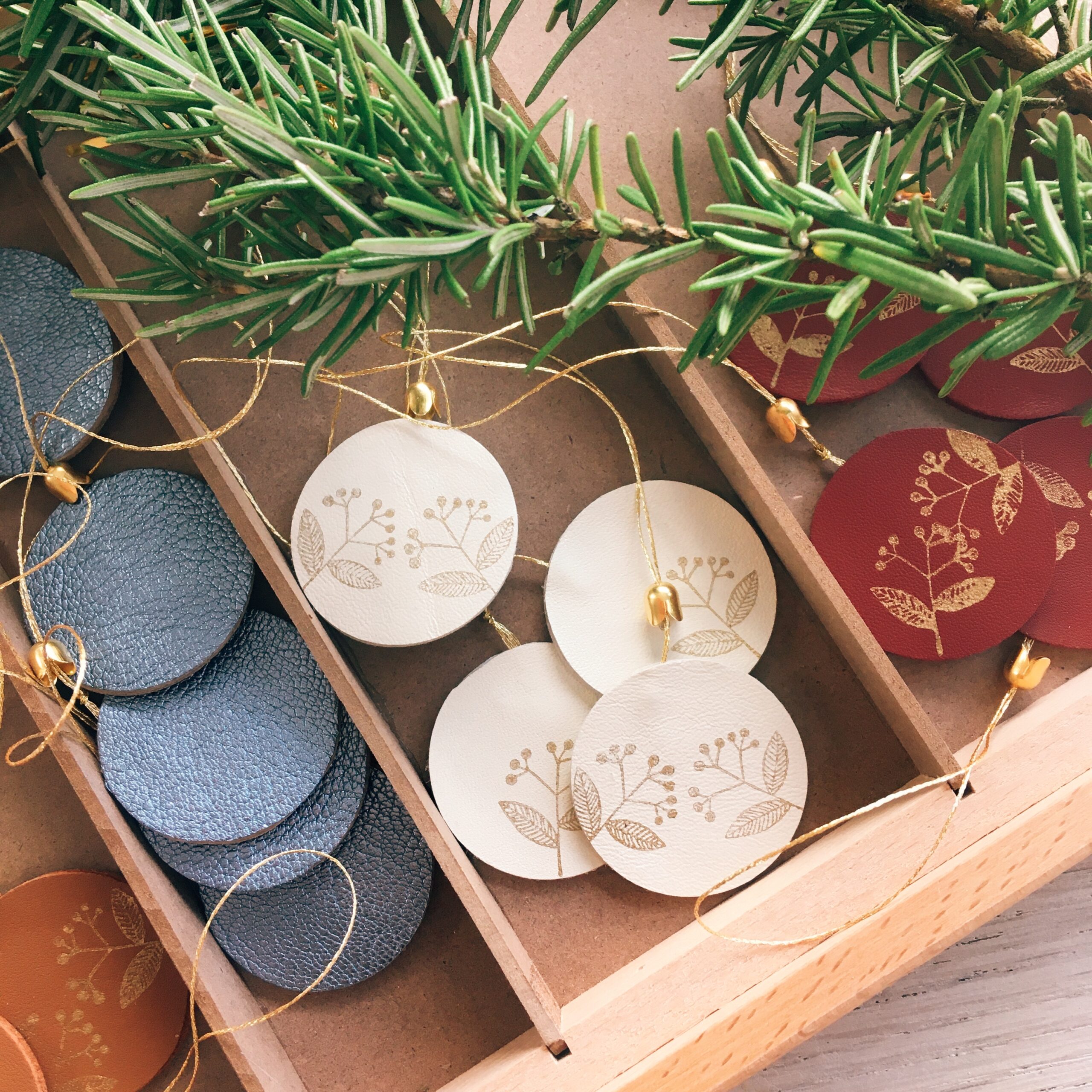 bijoux-de-sapin-boules-de-Noel-en-cuir-fabrication-artisanale-francaise-couleurs-naturelles-traditionnelles-et-dore-du-vent-dans-mes-valises