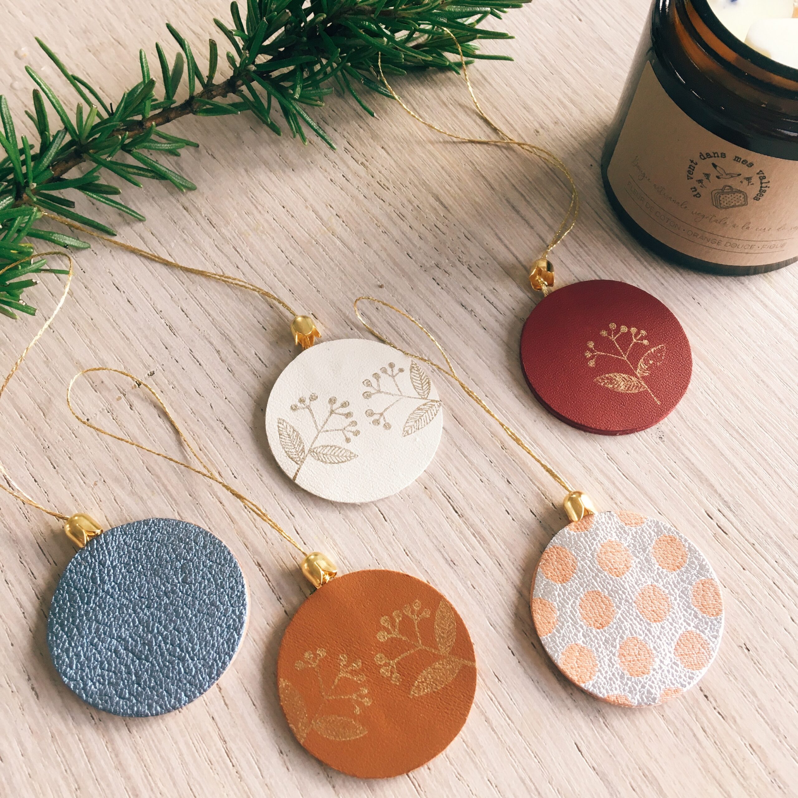 bijoux-de-sapins-de-Noel-boules-en-cuir-avec-motifs-dores-et-corolle-or-fin-du-vent-dans-mes-valises