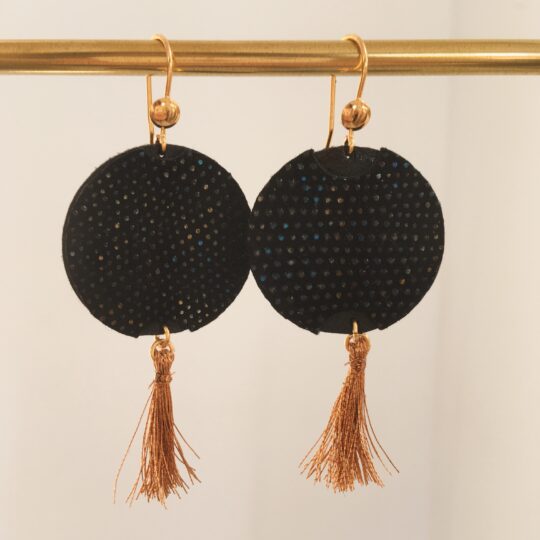 boucles-doreilles-pendantes-noires-et-dorees-bronze-made-in-France-en-argent-dore-a-lor-fin-du-vent-dans-mes-valises