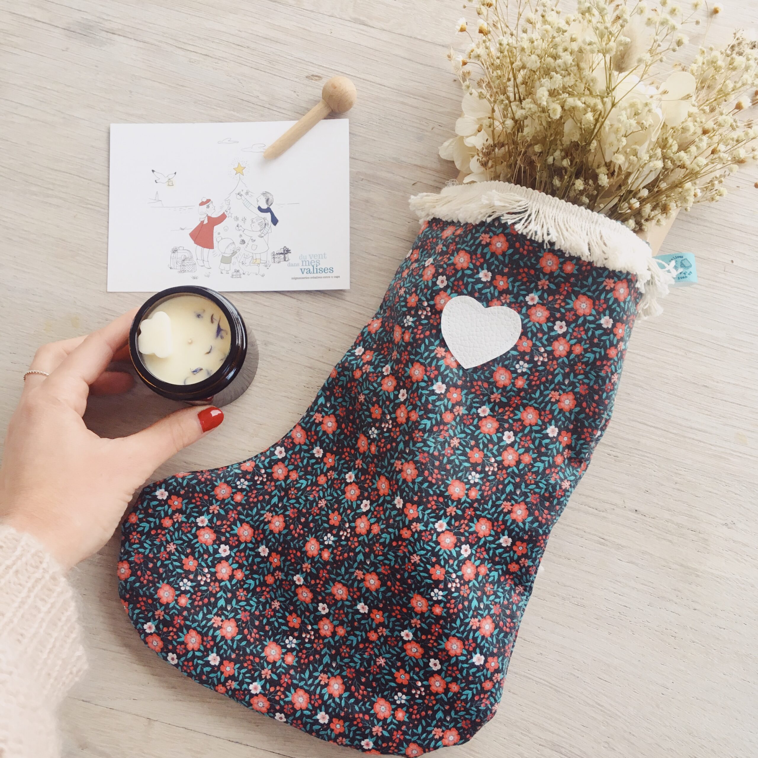 chaussette-de-Noel-boheme-chic-fleurie-ornement-et-decoration-made-in-France-avec-coeur-en-cuir-et-tissu-100-coton-du-vent-dans-mes-valises
