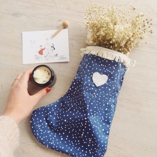 chaussette-de-Noel-flocons-de-neige-bleu-ornement-et-decoration-made-in-France-avec-coeur-en-cuir-et-tissu-100-coton-du-vent-dans-mes-valises