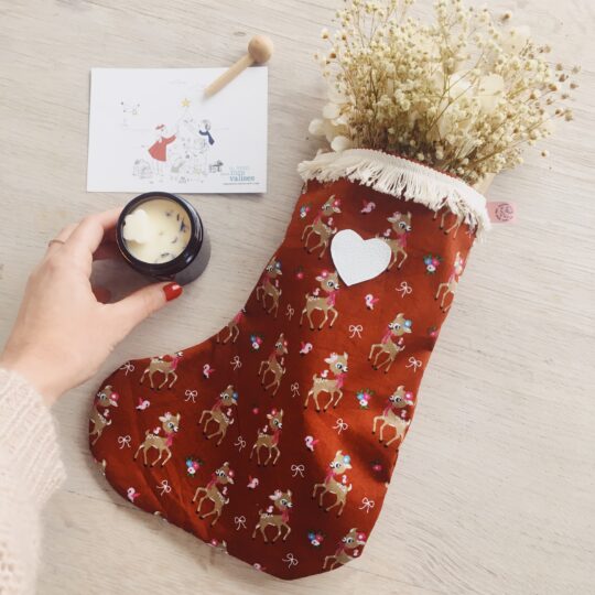 chaussette-de-Noel-motif-biches-terracotta-ornement-et-decoration-made-in-France-avec-coeur-en-cuir-et-tissu-100-coton-du-vent-dans-mes-valises