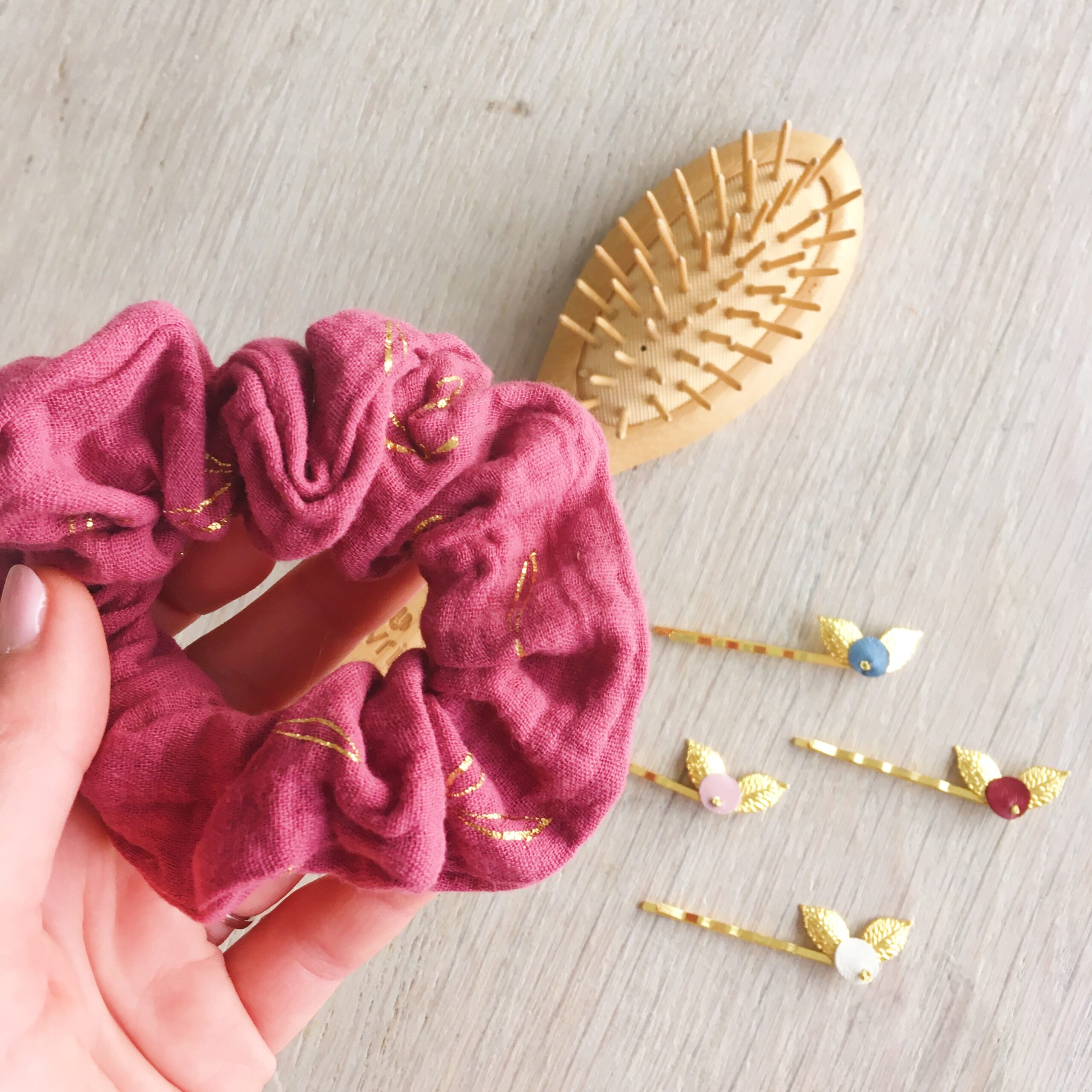 chouchou cheveux accessoire chic pour coiffure femme en double gaze de coton motif végétal feuillage doré sur fond rose hortensia - du vent dans mes valises