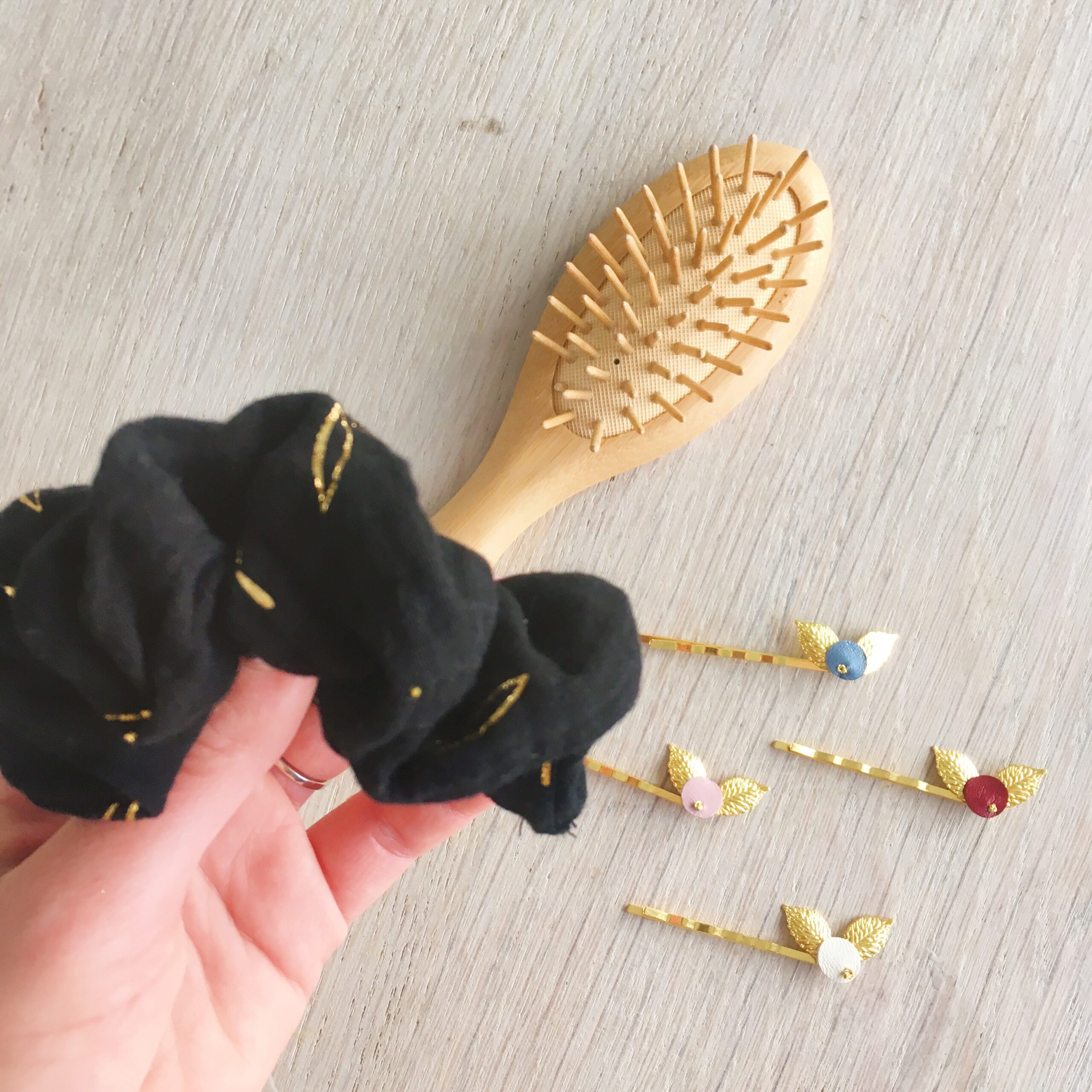 chouchou cheveux chic accessoire de coiffure femme made in france en double gaze de coton noir avec feuilles dorées - du vent dans mes valises
