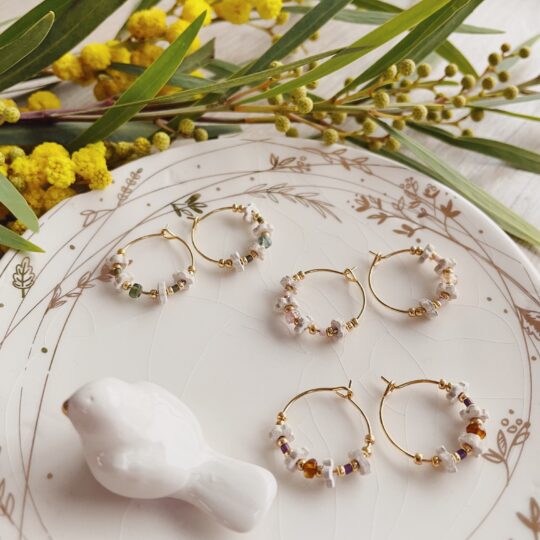 bijoux-d-oreilles-minis-creoles-avec-couronnes-de-fleurs-en-cuir-perles-de-verre-dorees-et-colorees-et-pierres-fines-fabrication-artisanale-francaise-du-vent-dans-mes-valises
