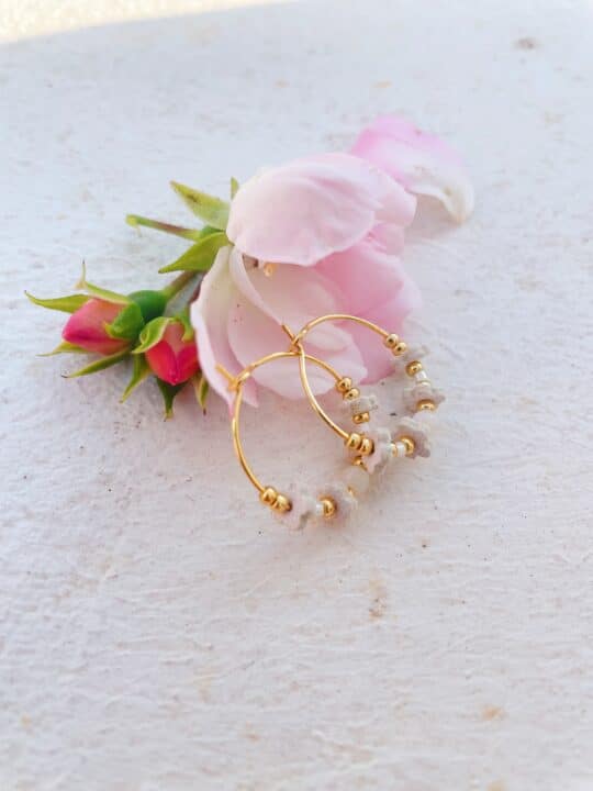 boucles d'oreilles minis créoles laiton doré plaqué or couronnes de fleurs et pierre fine © du vent dans mes valises 5