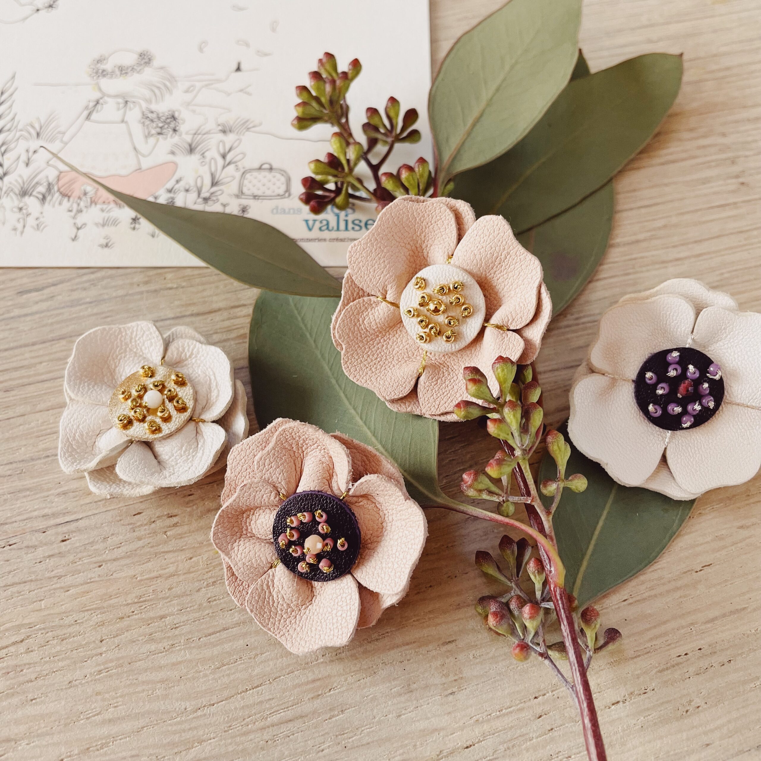 bouquet-danemones-fleurs-blanches-et-roses-pour-mariee-automne-hiver-bijou-floral-en-cuir-confection-artisanale-en-France-du-vent-dans-mes-valises